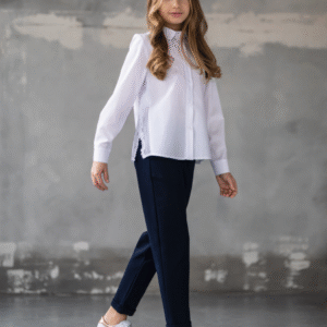 SLY Balta skolas blūze ar dekoratīvu mežģīņu šķēlumu - Image 1