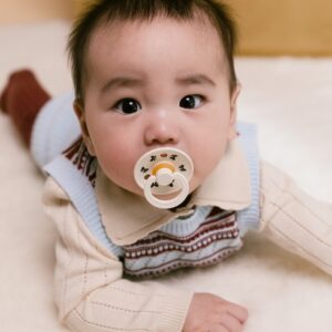 BIBS RETRO Holiday COLOR lateksa māneklis – 2 gab. komplekts zīdaiņiem, svētku kolekcija - Image 4