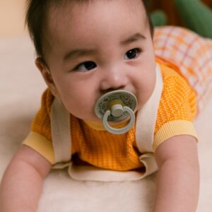 BIBS RETRO Holiday COLOR lateksa māneklis – 2 gab. komplekts zīdaiņiem, svētku kolekcija - Image 5