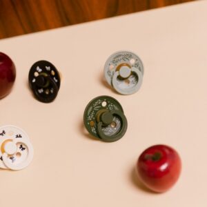 BIBS RETRO Holiday COLOR lateksa māneklis – 2 gab. komplekts zīdaiņiem, svētku kolekcija - Image 3