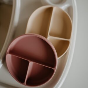 PETITE&MARS Silikona šķīvis ar pielīpošu apakšu un 3 nodalījumiem, 715769, Velvet Latte - Image 3